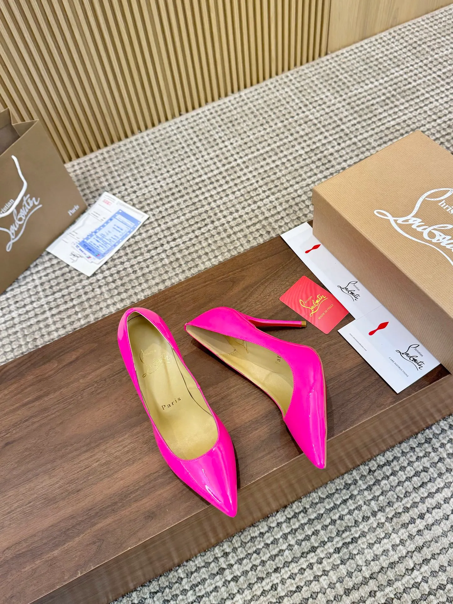 👟👟Ex-factory price 440👟👟 Genuine leather sole +40 Year-round shipment💝Christian Louboutin CL👠 Classic "💎Cow Patent Leather💎 Series" noble and luxurious, real blingbling👟👟 Real materials, all customized by the pattern maker, and the materials are made of original customized materials to achieve the taste of the original 6 color options💍 Upper: Imported 👉cow patent leather💪 Lining: Sheepskin foot pad/lining Size: 34-40.41.42 Heel height: 10.5cm and 8.5cm two options Leather sole Rubber sole
